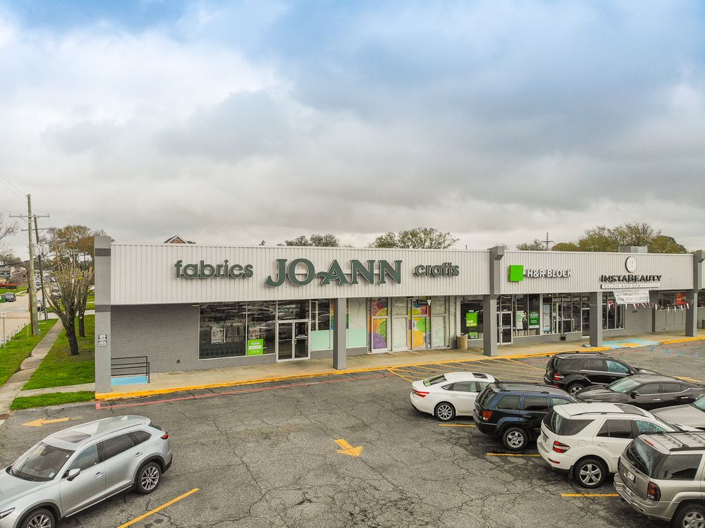 ±10,025 SF Endcap Suite in Sena Mall Shopping Center: 1111 Veterans Memorial Blvd, Metairie, LA 70005